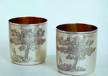 Becher, Georg III, mit Wappen und ungewöhnlicher Gravur einer Schießszene, ein Paar, hergestellt von J.E. Edwards, 1812